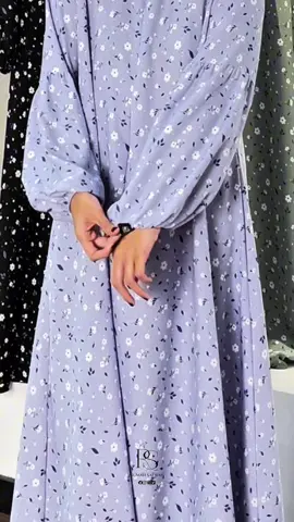 Rekomendasi outfit harian dari kain shakila twill yang ringan, adem dan nyaman dengan print motif flowery yang tegas menyala. Detail balon pada manset tangan bikin makin cantik. Busui friendly  Ready stock bukan PO ‼️ #gamissyari #gamisdaily 