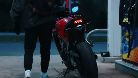 i’m your Uber driver GET IN.  📸- @brendan.forsythe #bike #nosleep #bikeedit #edit #cinematography #moto #biker #nightride #ride 