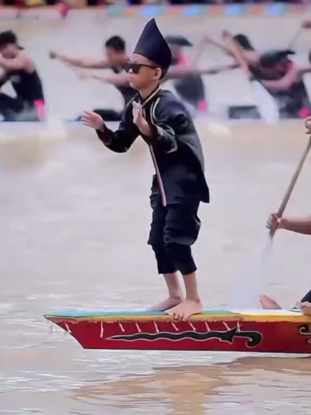 Gua ikut bangga sebagai warga Indonesia.Keren banget,ampe pembalap MotoGP Marc Marquez finis langsung tari Pacu Jalur 🥰🥰💕💕😂😂#pacujalurkuantansingingi 😘💎❤️