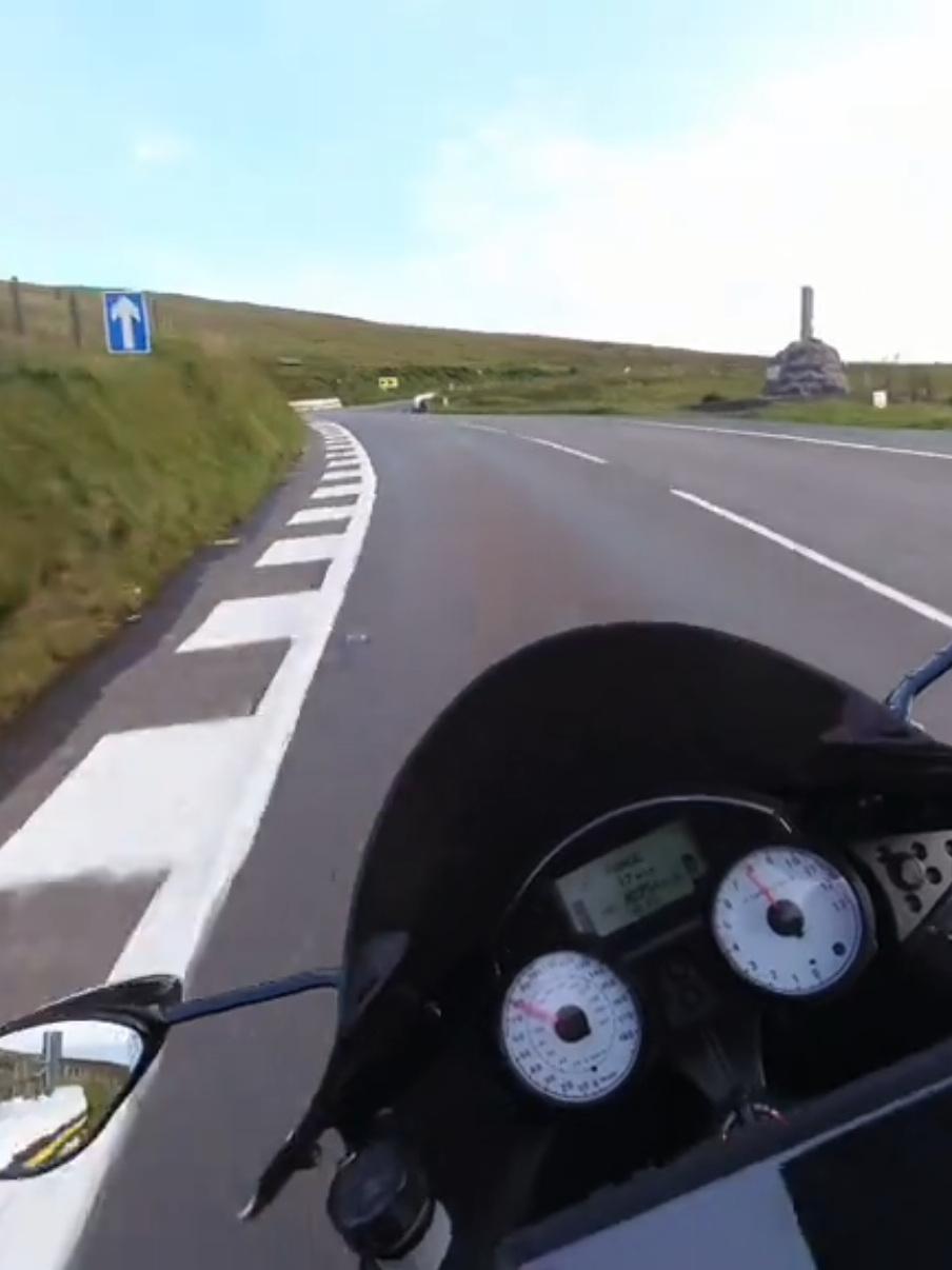 Kawasaki ZZR1400 full throttle on the one way Mountain Road, Isle of Man TT course  Check out link in bio for full onboards  #zzr1400 #yoshimura #kawasaki #tt #zx10r #acceleration #sportsbike 