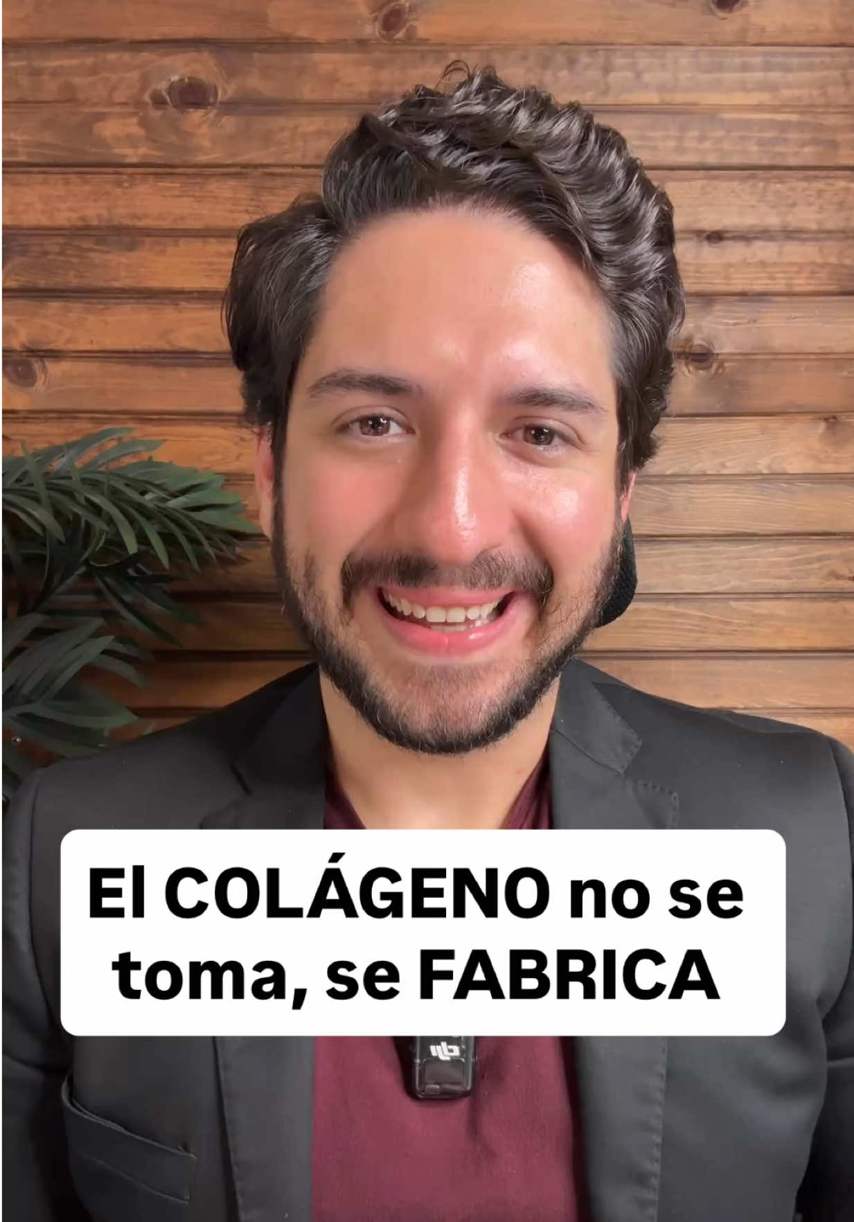 El COLÁGENO no se toma. Se FABRICA. Tu cuerpo fabrica su propio colágeno. Pero a partir de los 25 o 30 años, su producción comienza a disminuir. Y si no haces nada al respecto, ese descenso se acelera con el paso del tiempo. El colágeno es lo que le da estructura, firmeza y elasticidad a tus tejidos. Está en la piel, los tendones, los ligamentos, el cartílago, los vasos sanguíneos, los intestinos y las encías. Por eso, cuando falta colágeno, lo notas: la piel se vuelve más flácida, aparecen arrugas, las articulaciones duelen, los tejidos se debilitan. Pero esa pérdida no es inevitable. Tu cuerpo puede seguir fabricando colágeno con la edad  si le das lo que necesita para hacerlo. Y eso se obtiene de lo que comes, en cómo duermes y en lo bien que proteges lo que ya tienes. Tu colágeno se forma a partir de aminoácidos que obtiene de las proteínas de tu dieta. Por eso necesitas incluir al menos una buena fuente de proteína en cada comida. El colágeno también necesita vitamina C para formarse, por eso tiene que tener un buen consumo diario. Y el exceso de azúcares y ultraprocesados dañan el colágeno que ya tienes a través de varios mecanismos. Por eso lo idea es reducir en la mayor medida su consumo. Y nunca te olvides del buen sueño, que es el momento donde se forma la mayoría del colágeno. Mínimo 7 horas de sueño por noche. Y el colágeno hidrolizado o los péptidos de colágeno sí pueden ser una buena opción. Pero son complementos de hacer lo demás bien, no sustitutos. No hacen magia, pero pueden ser útiles en algunos casos. ¡Comparte para ayudar a las personas a que sepan cómo fabricar más colágeno naturalmente!  #colágeno 