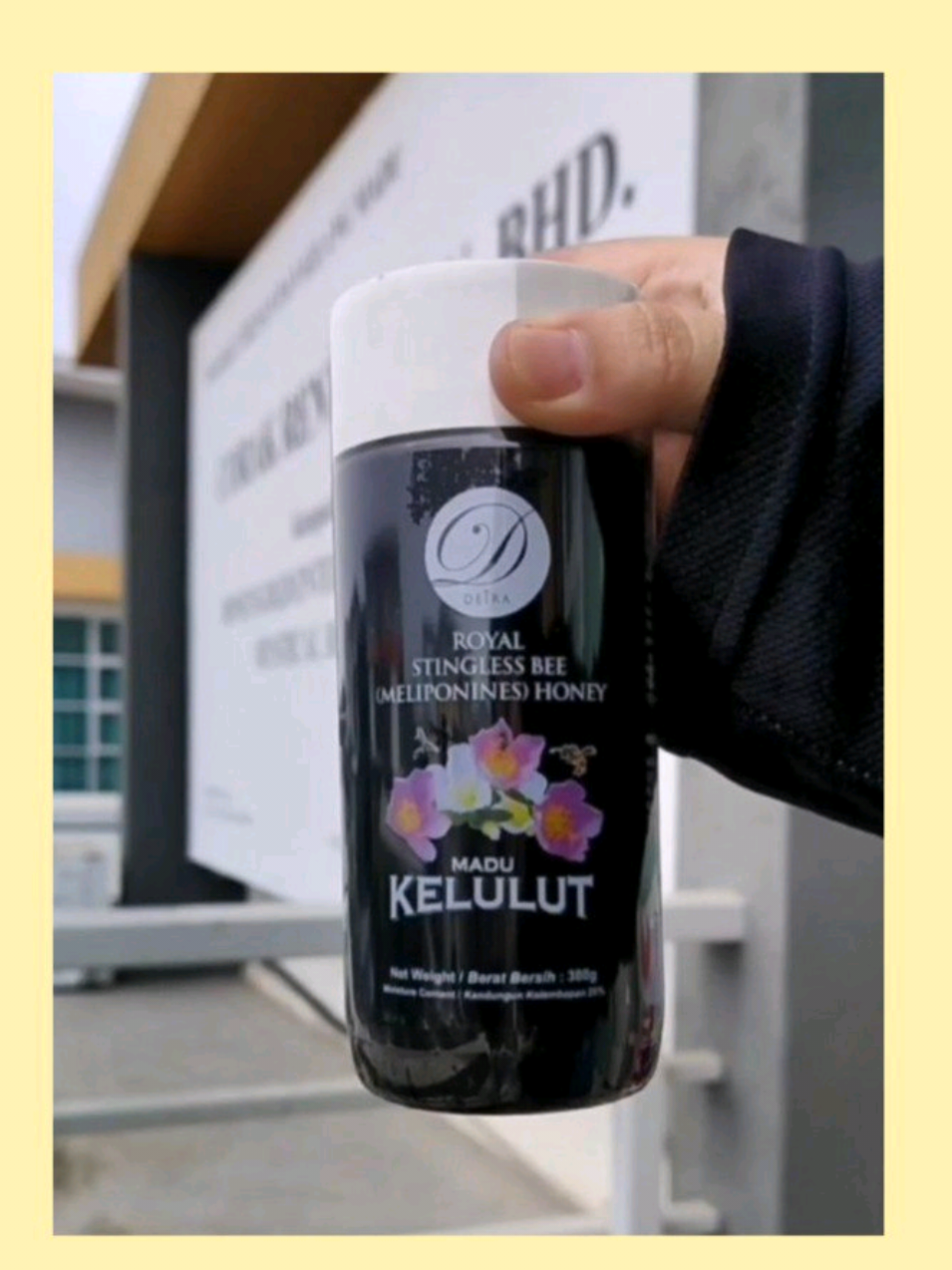 Tuan & Puan pernah perasan tak? Kadang bila seorang dalam keluarga tak sihat atau batuk, satu rumah boleh berjangkit sama. Sebab kita memang berkongsi segalanya seperti makan, minum dan udara. ❤️ Itu sebab penting jaga kesihatan satu keluarga, bukan diri sendiri saja. BMyHoney ialah madu kelulut ASLI dengan rasa masam manis semulajadi tanpa gula tambahan. 🍯 ✅ Asli dan premium. ✅ Dihasilkan mengikut standard antarabangsa HACCP dan GMP. Untuk Tuan & Puan yang nak lebih exclusive, kami ada satu lagi produk iaitu Deira 380g. Dia ni ibarat adik-beradik BMyHoney juga. Sama-sama madu kelulut tetapi lebih banyak dan sesuai diamalkan bersama keluarga. ❤️ Sama-sama kita pilih yang betul-betul asli demi kesihatan keluarga. Tuan & Puan, macam mana cara Tuan & Puan jaga kesihatan keluarga? Komen di bawah, kita sama-sama berkongsi.  #BMyHoney #MaduKelulut #FamilyHealth #JagaKesihatan #NaturalFocus 