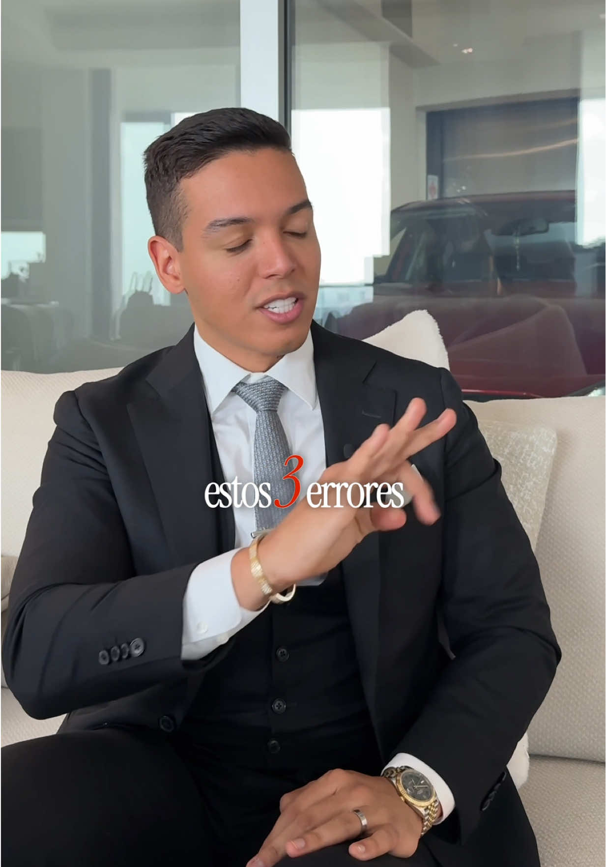 Los millonarios manejan carros humildes #emprendedor #exito #dinero #millonario 