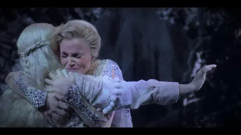 Another detail I liked in the Frozen proshot:  When Anna becomes frozen, they made it look like there is no color on her hand at all, only the color that resembles ice. Then, when she thaws, the color returns to her hand to show how that she is being brought back to life  #frozen #annaandelsa #frozenmusical #frozenproshot #frozenwestend #frozenthehitbroadwaymusical #disneyplus 