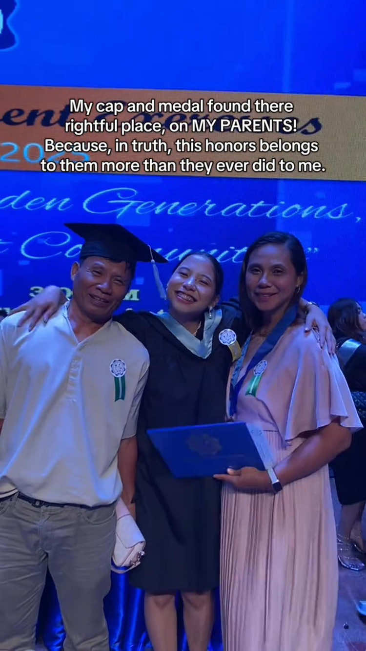 The real graduate is my mom.dad #fyp #graduation #graduate #familia #parents #viral #2025graduate #classof2025