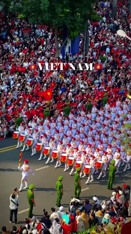 Có những khoảnh khắc đi qua, nhưng mãi khắc sâu trong lòng dân tộc. 50 năm trước, Sài Gòn rợp bóng cờ hoa trong tiếng bước chân diễu binh hào hùng. 50 năm sau – chúng ta sẽ lại được chứng kiến điều đó. Nhưng ngay bây giờ, hãy cùng nhớ về một thời lịch sử đáng tự hào... #SaiGon #DieuBinhLichSu #KyNiem50Nam #Dreamstour #VietnamPride #DiSanLichSu #CheckinSaiGon  Cre: Tùng Đang Xuyên Việt