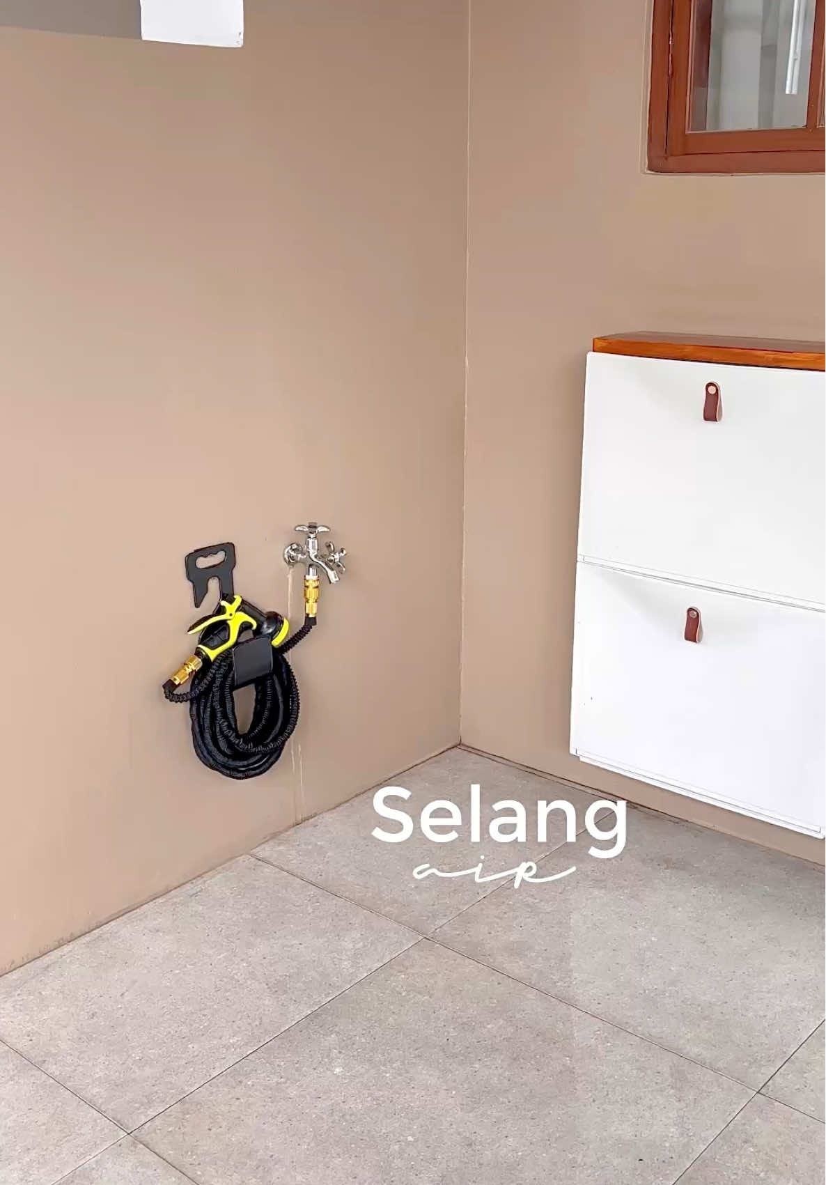 🛒 Selang Air Elastis Link Bio No. 1138 . Selang air elastis yg bisa memanjang dari 5 meter sampai 15m 💦 . Kata mba @Hanum | ig @rumahrahfa yang udah punya keduanya, selangnya ini mirip banget sama merek sebelah yang harganya 600rban 🥰😍 . Murmer tapi ternyata worth it bangeet! Terus keluar airnya ada 10 macem, enak jadi bisa menyesuaikan kebutuhan dehh 💧💧 . . #selangair #selangairmurah #selangairfleksibel #selangairunik #selangairtaman #selangairelastis #selangairserbaguna #selangair15meter 