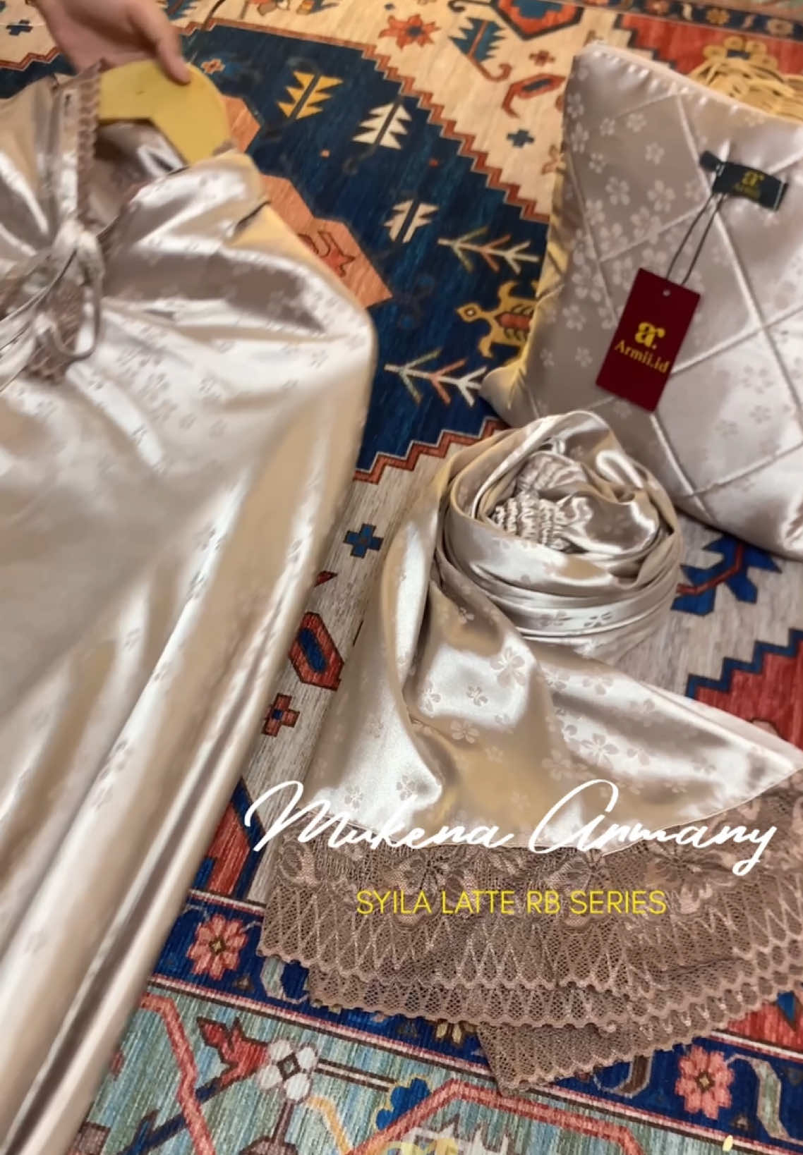 Cewe bumi pasti ngelirik kode yang satu ini, syila latte yang manis dan soft bikin kamu tampil lebih anggun🥰 #mukena #mukenapremium #mukenajumbo #mukenamewah #mukenaarmii #foryou #belilokal 