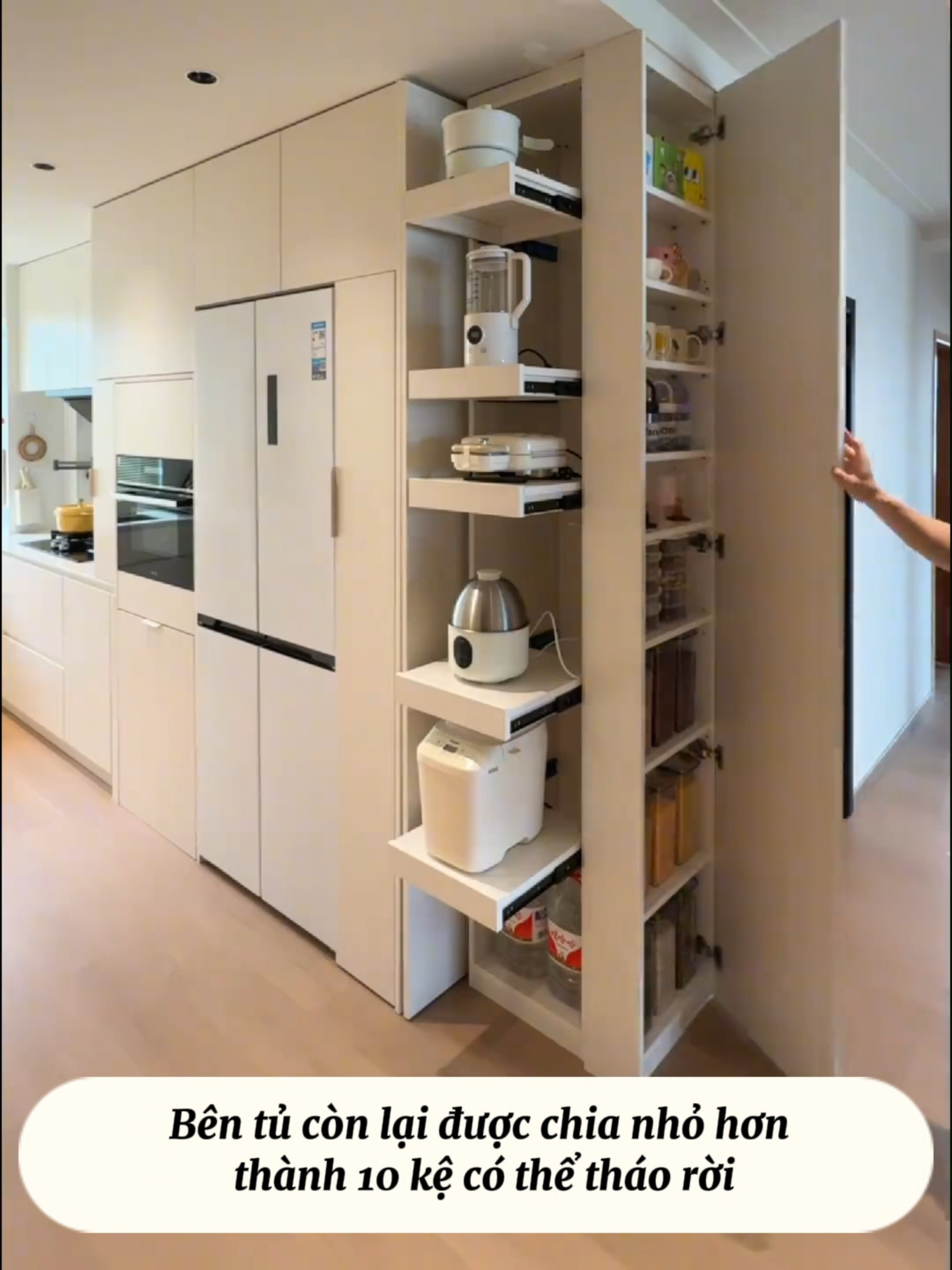 Mỗi lần kéo cánh tủ ra – lại thấy may vì lúc đó đã làm chiếc tủ này. #tubep #tubephiendai #ngankeotubep #bếp #xuongs