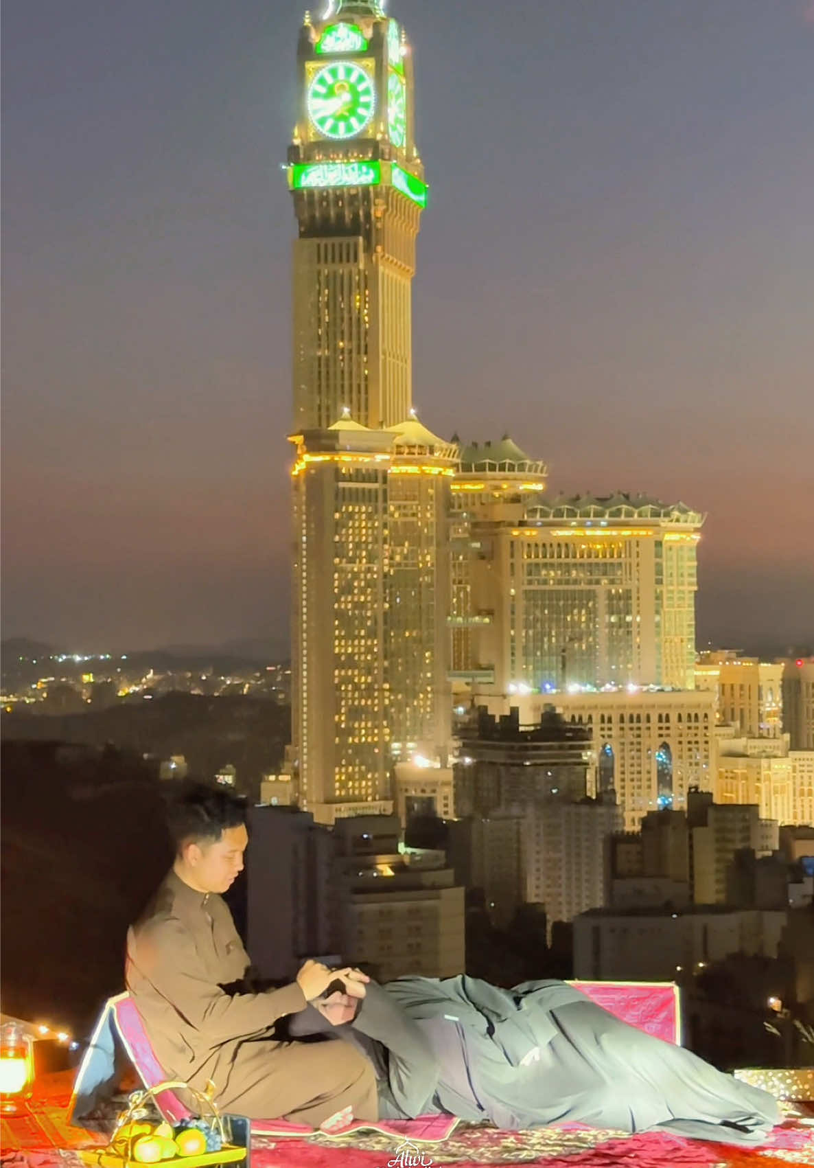 Sekarang giliran kamu nih untuk bikin video seperti ini di Jabal Khandamah!🥰 Biar momen spesialmu di tanah suci gak cuma tersimpan di hati, tapi juga di galeri Yuk booking jasa videografer kami, Bawa pulang kenangan indah yang tak terlupakan, lengkap dengan view menakjubkan Jabal Khandamah dan Zam-zam Towe sebagai saksi cinta kalian✨ #jabalkhandama #jabalkhandamah #makkah #umrah #umrah2025 #jabalkudai #livemakkah #fyp #makkah 🕋