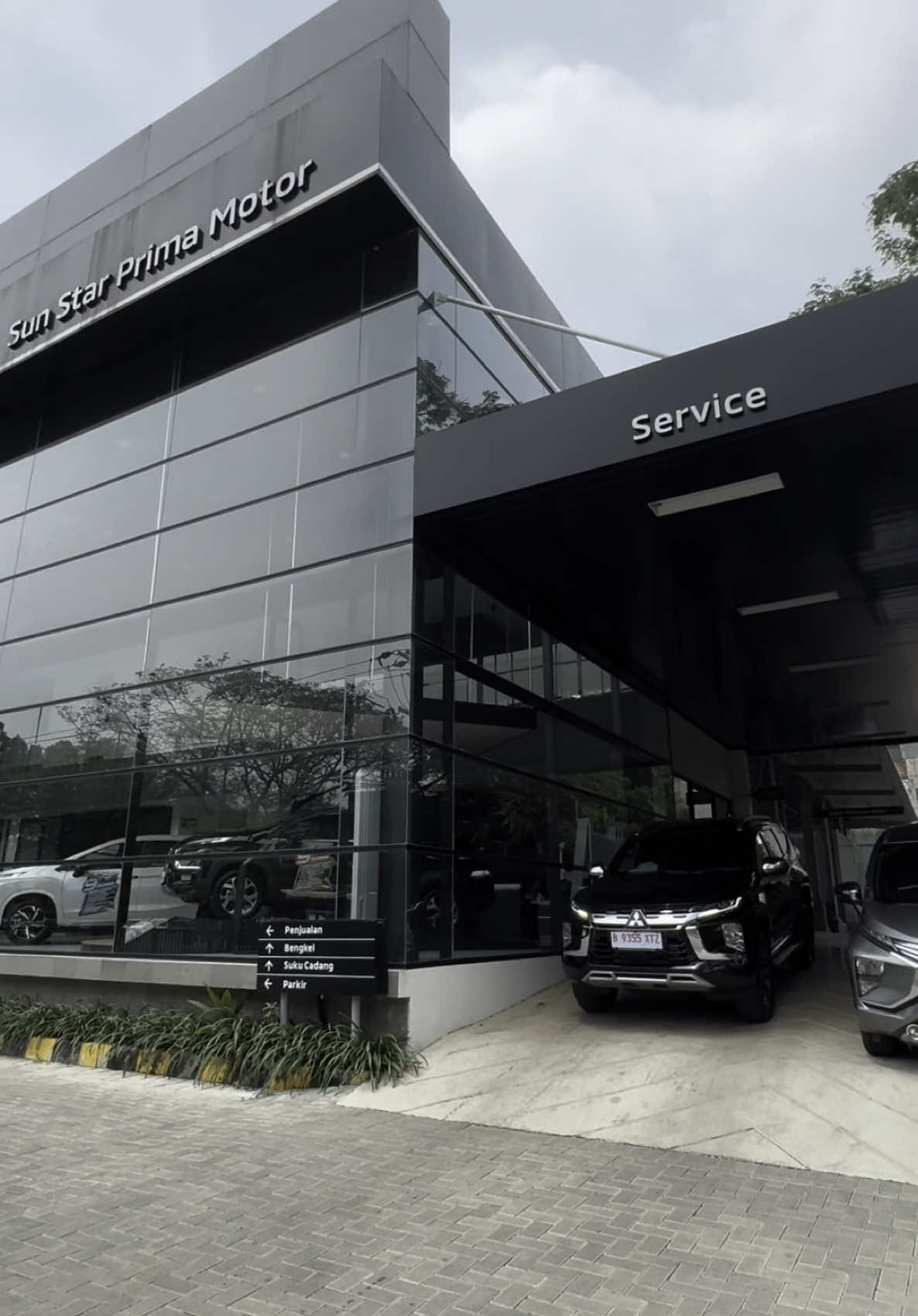 Pajero Dakar Bukan Hanya Sebuah Mobil tapi bagi sebagian orang ini adalah cita cita 😍  #bannimitsubishicikarang #malllippocikarang #mitsubishilippocikarang #mitsubishisalesexecutive #uncoveryournextdestinaton #mitsubishidst #mitsubishisales #mitsubishicikarang 