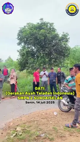 Hari pertama sekolah diwarnai dengan GATI (Gerakan Ayah Teladan Indonesia) Alhamdulillah, antusias para orang tua murid dalam program ini luar biasa. Tidak hanya mengantarkan murid, orang tua juga turut serta ikut upacara bendera yang sekaligus dengan pembukaan MPLS tahun pelajaran 2025/2026. Kegiatan ini dapat dijadikan anak-anak sebagai motivasi untuk lebih semangat dalam bersekolah. Orang tua rela untuk meluangkan waktu untuk mengantarkan, bahkan turut serta ikut rutinitas kegiatan senin anak-anak @Efrianda__ @Deni Andriyanto @Dinas Pendidikan Bateng @BANGKA TENGAH SEMAKIN MAJU 