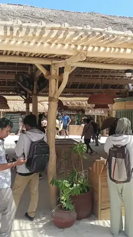 Warung Aloha di Pantai Tanjung Aan - Lombok Tengah ditertibkan