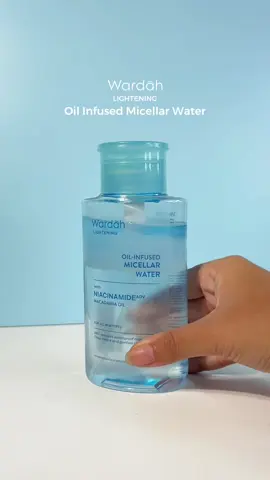 Bersihin makeup tebal & waterproof cuma dalam sekali swipe! 😱✨ #WardahSkincare #BersihTanpaPerih #MicellarWaterWardah