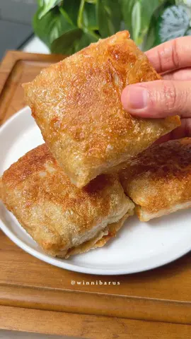 Resep Dimsum Goreng Keju Lumer Hari ini bikin cemilan yang lagi viral tu… Selalu ketinggalan sih aku bikinnya… Dimsum Goreng Keju Lumer Bahan : Kulit lumpia Keju quickmelt/mozarela Bahan dimsum : 500 gr paha ayam 1 putih telur 5 siung bawang putih goreng 1 sdt garam 1 sdt kaldu bubuk 1 sdt merica bubuk 1 sdm saos tiram 1 sdm kecap asin 1 sdm minyak wijen 5 sdm tepung tapioka Notes : * Kulit lumpianya di double * Kukus dimsum 10 menit aja, kukusannya olesin minyak goreng Cara masak nya lengkap ada di video yaa.. Jangan lupa bikin juga dan semoga suka yaa, teman2 ❤️ Jangan lupa follow @winnibarus untuk resep2 lainnya 🥰🥰 #dimsum #dimsumgoreng #dimsumgorengkejulumer #kejulumer #ayamkeju #dimsumayam #dimsumkeju #resep #resepmasakan #reseprumahan #resepsederhana #masaksimpel #masakansederhana #masakanrumahan #masakan #resepnusantara #resepsimpel #resepmudah #reseppraktis #ideresepmasakan 