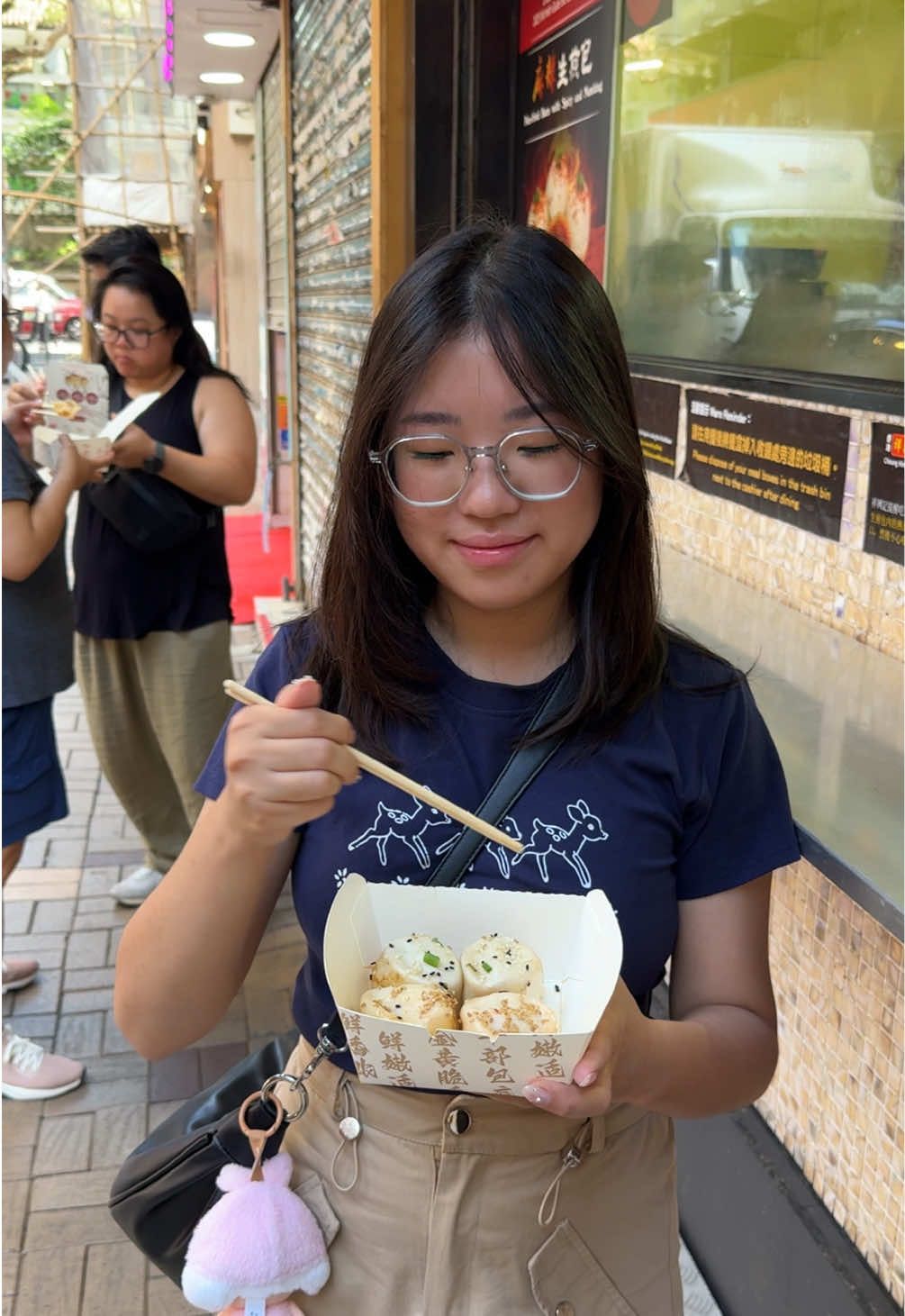 Synchronized for foods 🧘‍♀️😋 @Angela Loso  #food #Foodie #foodtiktok #hongkong #macau #tiktok #fyp #viral #travel #traveltiktok #hongkongtravel #friendship 