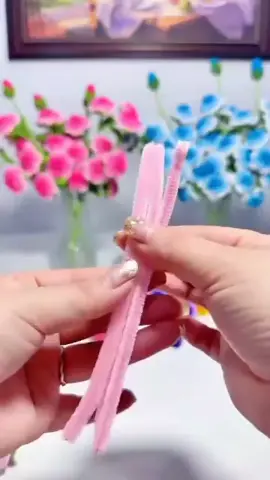 ‼️LINK PRODUK TERMURAH HANYA DI SHOWCASE MIMIN YAA💗🥰 Cara masuk ke showcase 1. Masuk ke profil bio 2. Geser ke kanan (kebagian keranjang) 3. and happy shopping 😍 4. masih binggung? Langsung dm Mimin nanti di kasi link pembelian 🥰 hanya di tiktok shop ya gaes 💗 Kreasi bunga kawat bulu mercyy Buat inspirasi yaa 💗 Removal / Credit [ DM ]⁣ *if you don’t want to be reposted, dm us ______ #handmadeflowers #velvetrose #handmade #handmadeflowers #foreverflowers #flowergift #fauxflowers #velvetflowers #giftideas #giftforher #bouquetinspo #homedecor #aestheticdecor #pastelvibes #cutegifts #supportsmallbusiness #shophandmade #diyflowers #floralart #romanticgift #flowerlovers #flowersofinstagram #inspirasi #pipecleanerflowerstutoria #tutorial #handmade #DIY #diycraft #kerajinantangan #jualkawatbulumercy 