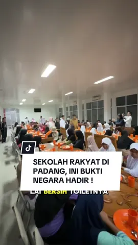 Kami datang pada malam hari untuk memastikan langsung aktivitas Sekolah Rakyat di Kota Padang. Ini bukan sekadar kunjungan, tapi bentuk komitmen kami untuk melihat kondisi nyata para siswa di lapangan. Sekolah Rakyat adalah program Bapak Prabowo Subianto yang ditujukan bagi anak-anak dari keluarga tidak mampu (desil 1), agar mereka mendapat akses pendidikan yang layak dan berkualitas. Alhamdulillah, Sumatera Barat mendapat 3 dari 100 Sekolah Rakyat se-Indonesia, yang kini telah aktif menjalankan proses belajar mengajar. Seluruh kebutuhan siswa pendidikan, asrama, makan, hingga kebutuhan harian—ditanggung penuh oleh negara, Mereka tidak hanya bersekolah, tapi juga dipersiapkan untuk masa depan yang lebih baik. Dan yang paling membahagiakan, wajah para siswa-siswi memancarkan semangat dan kebahagiaan karena bisa belajar dengan fasilitas terbaik. #vaskoruseimy 