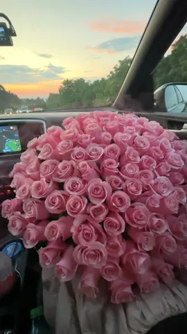 101 trandafiri 🩷 Livrare Flori Moldova 🚛 🇲🇩Lista de soiuri, mărimi și prețuri pe Instagram: terraflorra.md ( link bio ) 