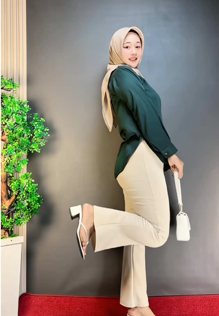 kemeja rayon lagi nih bestii😍. warna hijau botolnya cakep banget lohh langsung di co aja yaa bestii🤍 #rekomendasioutfit #kemejawanita #kemejarayon #fyp 