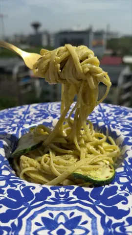 In pregatire: Cina pentru 4 persoane. Spaghetti cu dovlecel.  Lista ingrediente:  - spaghetti (80 g de persoana) - 3 linguri generoase de pesto (facut in casa sau cumparat); - doi zucchini. 🧄Lista ingrediente extra: - o lingura de ulei de masline; - un catel de usturoi; - apa pentru fiert pastele; - sare si piper; - frunze de busuioc proaspat. 🧑🏻‍🍳Mod de pregatire: Punem pastele la fiert in apa cu putina sare si le lasam cu un minut mai putin decat scrie pe ambalaj. Intre timp, taiem dovlecelul si rumenim fasiile in ulei de masline. Intoarcem si pe partea cealalta si le scoatem pe un servetel de hartie. In acelasi ulei adaugam putin usturoi pentru si mai multa aroma, continuam cu 2 polonice de apa si pesto. Punem si pastele, condimentam cu sare si piper proaspat macinat dupa gust si amestecam astfel incat toate aromele sa se intrepatrunda. Ultimele ingrediente: fasiile de dovlecel. Rezultatul? O bunatate! O combinatie de gusturi si texturi ce-ti va cuceri papilele tale gustative si te va transporta direct în inima Italiei. Urmariti Cosanzenele Gatesc pentru mai multe delicii. 