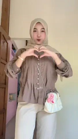 kalian pasti seukas deh yg kuupake nih🤪🫶🏻🫵🏻🤎 #atasanwanita #atasanwanitamurah #murahbanget #blouse #coklat #tiktokshop #keranjangkuning 