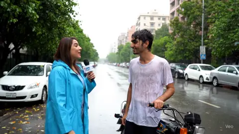 بارش میں بھیگتے خواب، اور خالی موبائل! اگر آپ کا بھی یہی حال ہے تو ویڈیو کو Like کریں، Share کریں، اور OopsMy Filter کو ضرور Follow کریں! #OopsMyFilter #BarishWalaPyar #CrushFeels #PakistaniComedy #UrduFunnyVideo #TikTokPakistan #RainVibes #KarachiWeather #NoBalanceNoLove #DesiHumor #fyp #foryou 