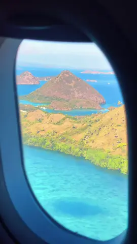 Apakah 5-10 tahun yang akan datang view perbuktian ini masih ada atau cuman bisa lihat gedung2nya saja nanti??btw benar sih kalau Labuan Bajo dinobatkan landing dengan view terindah👌#nttpride🏝🔥 #labuanbajo #floresisland #pesonaindonesia #ntt 