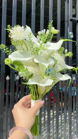 Hoa cưới Cầm Tay cô dâu Calllaily mix Sao xanh. Sao trắng 