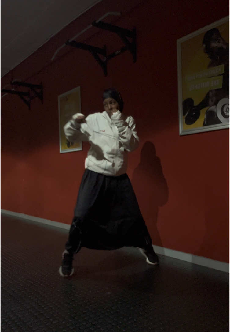 Shadow Boxing❤️🥊 #footwork #boxing🥊 #gymmotivation #gymfitness #hijabi #somalitiktok #somalitiktok🇸🇴 #boxer #ramlaali #hijabitiktok 