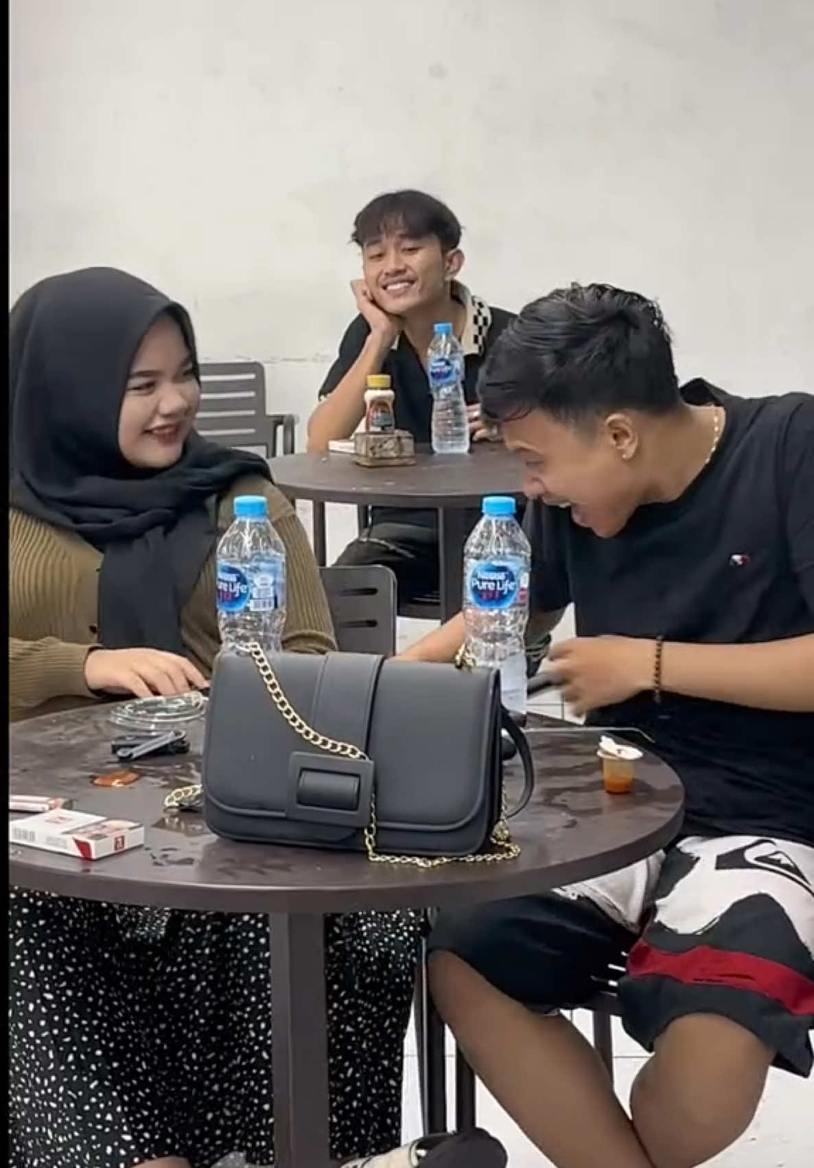 orang cuman liat doang🥴