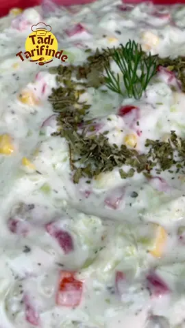 Yoğurtlu Salatalık Mezesi 🥒 | Ferahlık Bu Tabakta✨ Bu meze, yaz sıcaklarında adeta serin bir nefes almak gibi gelecek. ❄️🌞 Yemeklerinin yanında servis yapılabileceği gibi, tek başına kaşık kaşık da yenir. 🥄 Bu tarif uğraştırmaz, ne zaman yapsam tabakta zerresi kalmaz. 🍽️ Siz bu mezeye zeytinyağı gezdirir misiniz, yoksa sade mi bırakırsınız? 🫒 Yorumlarda paylaşın lütfen. 💬 Videomu izleyip, tarifimi deneyen herkese afiyetler olsun. 🙏 Kanalıma abone olup, bildirim zilini açıp, beğenip paylaşırsanız çok mutlu olurum. 🔔❤️↗️ Yorumlarınızı bekliyorum, hoşçakalın. 👋 Malzemeler: 2 adet salatalık 🥒 * 1 adet közlenmiş kapya biber 🌶️ * 3 yemek kaşığı mısır 🌽 * 1,5 su bardağı yoğurt 🥣 * 1 diş sarımsak 🧄 1 çay kaşığı kuru nane 🌿 * 1 çay kaşığı tuz 🧂 YouTube | Instagram 👉 @taditarifinde #tadıtarifinde #YoğurtluSalatalık #YoğurtluSalata #SalatalıkSalatası #YoğurtluMeze #MezeTarifi #YoğurtluSalatalıkTarifi #PratikSalata #SoğukMeze 