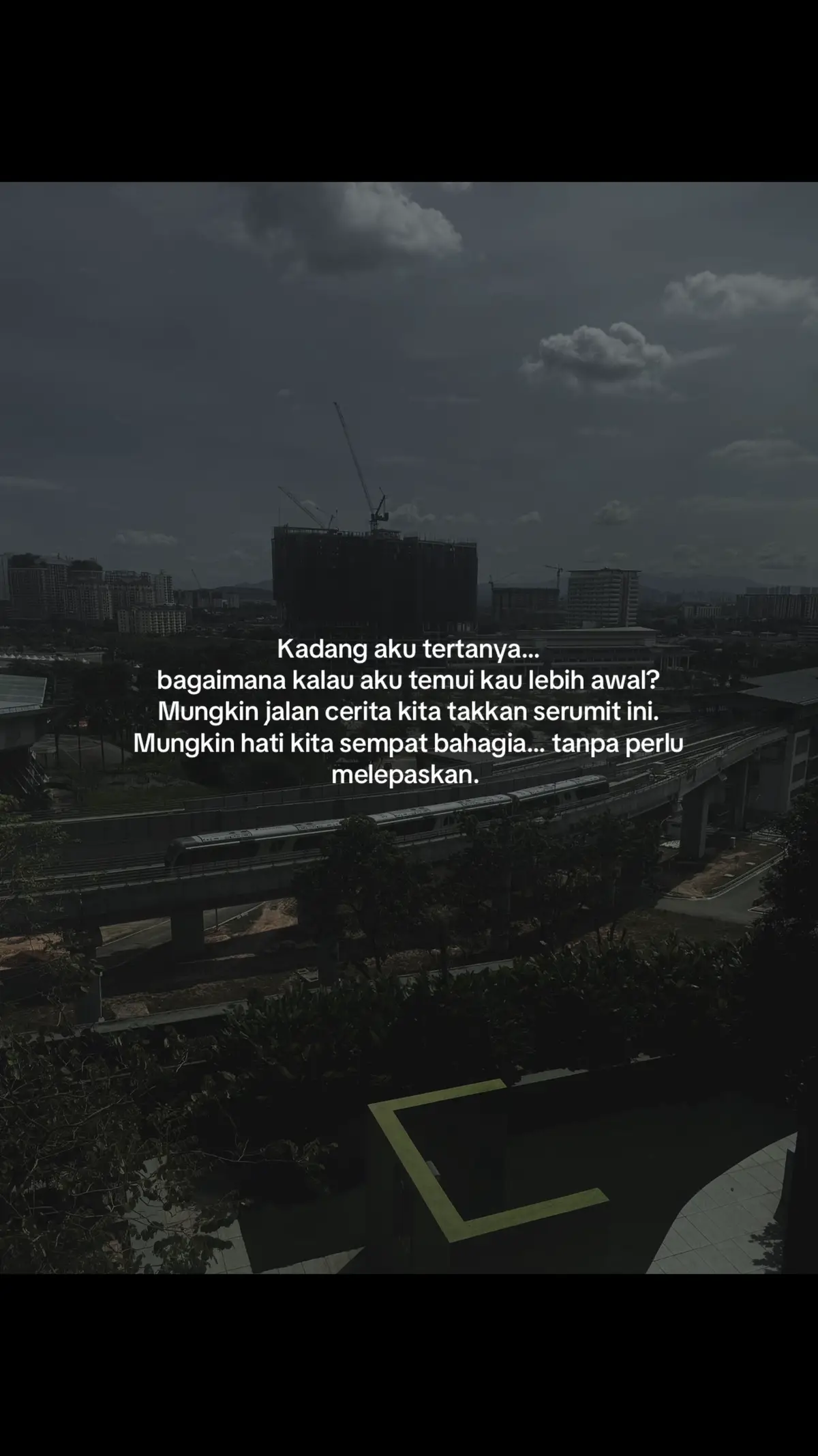 Aku sayang dan dalam masa yang sama aku terseksa. Macam mana aku nak lepaskan kalau rasa tu tak pernah pergi? Setiap hari aku berperang dengan hati sendiri. Sakit.