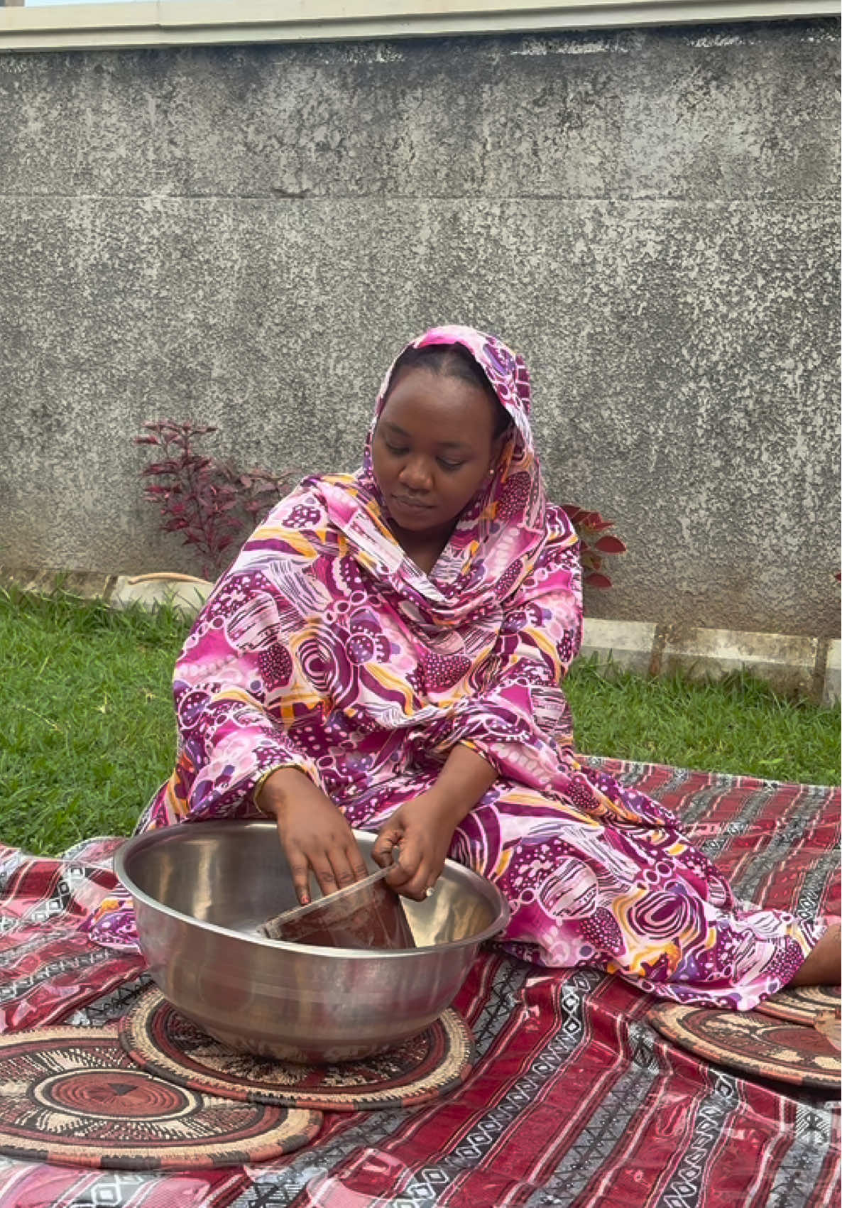Another day working for my sister , this day we made Al Dukkhanal Kindikayii 😍 Also know as Sandal Balls 🌸✨  Massage her directly @Madine Scents  - Laffaya @Hannamy Nigeria  - #maryamaamaryaera