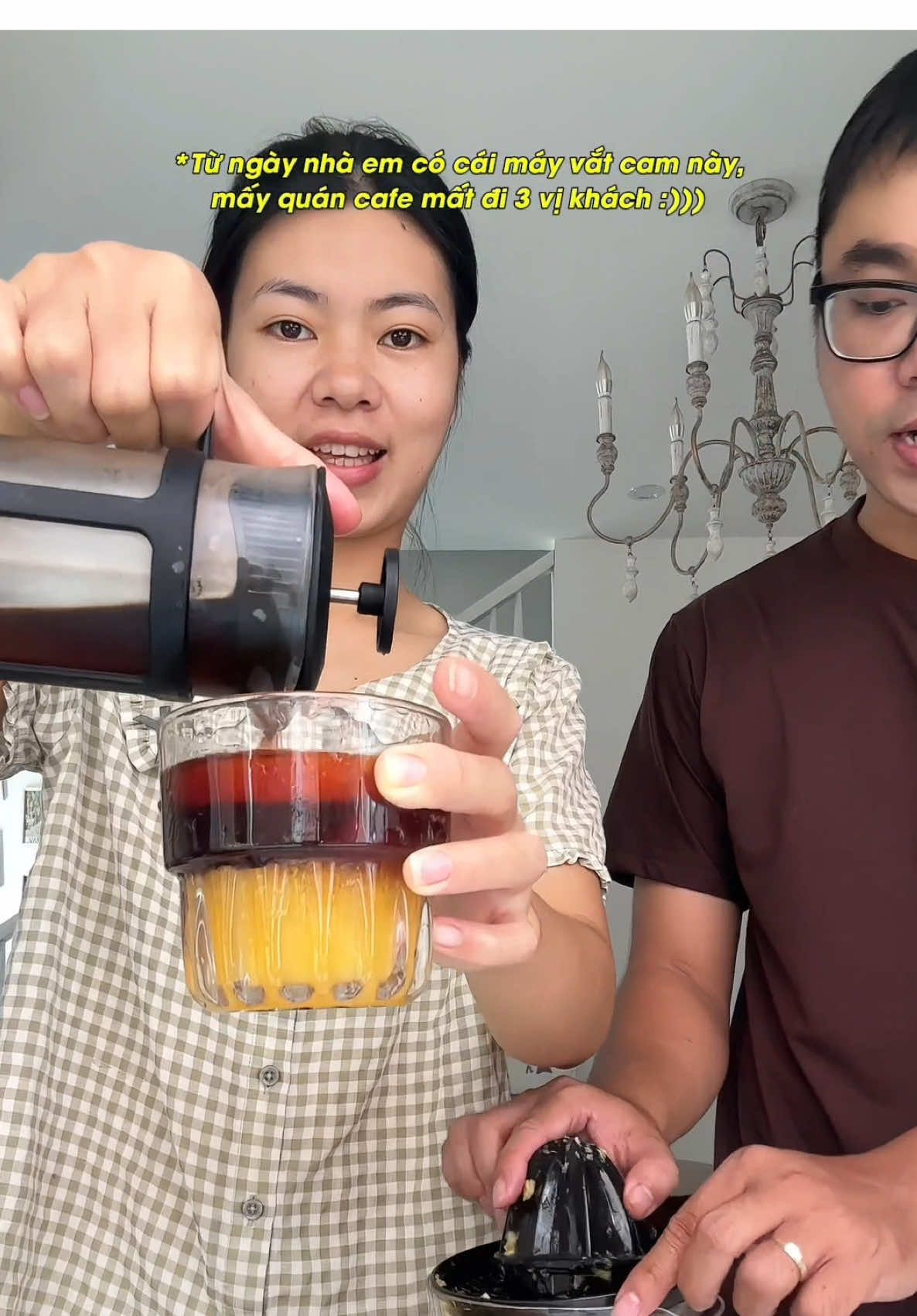 Từ ngày có cái máy vắt cam này, quán Café mất đi 3 vị khách. Một buổi sáng cuối tuần với pizza và nước cam #thanhbinhriviu #chuyennhalinhbi #mayvatcam 