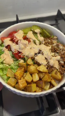 You’ve got to try this if you want an easy and high protein dinner that tastes delicious 🍔  460 calories and 46g protein per portion Ingredients for one bowl: 125g 5% beef mince combined with: Tsp tomato puree Tsp mustard Worcestershire sauce  20g lighter cheddar 185g diced raw potato For the burger sauce: 80g 0% greek yoghurt mixed with gherkins, ketchup and mustard  Sesame seeds to garnish #Dinnerldeas #dinner #cooking #cookwithme #EasyRecipe #EasyRecipes #healthydinner #healthyrecipes #healthyrecipe #simplerecipe #Foodie #FoodTok #foodtiktok #burger 