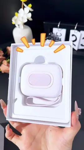 🍬 พาวเวอร์แบงค์ดีไซน์กล่องขนม ขนาดเท่าไข่ แต่มาพร้อมพลัง 10000mAh! ⚡ ชาร์จไว 22.5W 🔌 มีสายชาร์จในตัว 2 แบบ 📟 หน้าจอแสดงสถานะแบตชัดเจน ✈️ ผ่านมาตรฐาน 3C + TISI พกขึ้นเครื่องบินได้สบาย เล็ก น่ารัก ใช้งานง่าย ฟังก์ชันแน่น ของมันต้องมีจริงๆ! 💖#uneed #3c #uneedpowerbank10000mah 