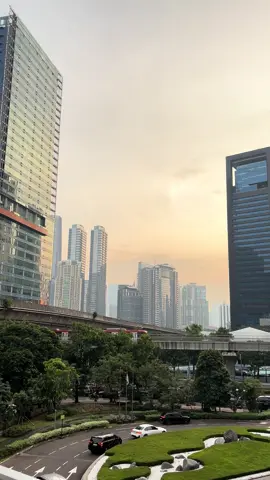 Nemu spot bengong dengan view city sunset cantik di kawasan perkantoran jaksel ✨ #fyp #storywa #trinitytower #spotfotojakarta 