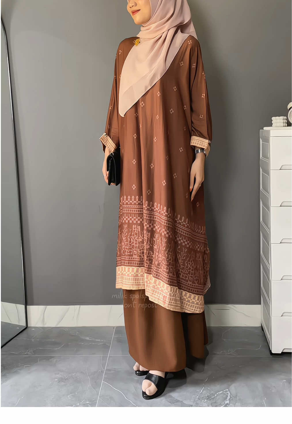 Lagi bosen bgt ke kondangan pake outfitnya brukat terus, akhirnya nemu oneset ini✨😍 #outfitkondangan #onesetmurah #tunik #onesetbatik #kondanganoutfit #outfitsimple #abayastyle #ootdinspo #outfitidea 