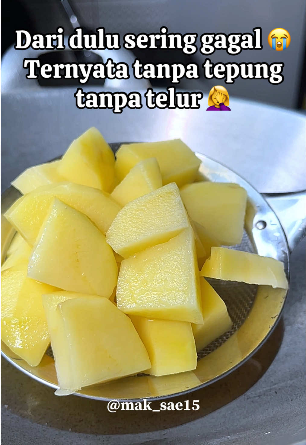 Oow tanpa tepung ,tanpa telur 🙈 - 500gr Kentang ( di goreng ) - 1 Saset bawang putih bubuk - 1 sdm Bawang goreng - 1/2 Sdt merica bubuk - 1 batang seledri - 1 Sdt garam ( campur Penyedap ) #fy #menu #resep 