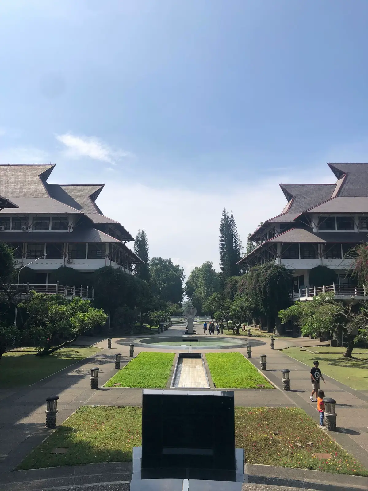 Langit biru, rindangnya pohon, dan gedung tua yang bijak. ITB bukan cuma kampus, tapi lukisan yang hidup. #institutteknologibandung #foryoupage 