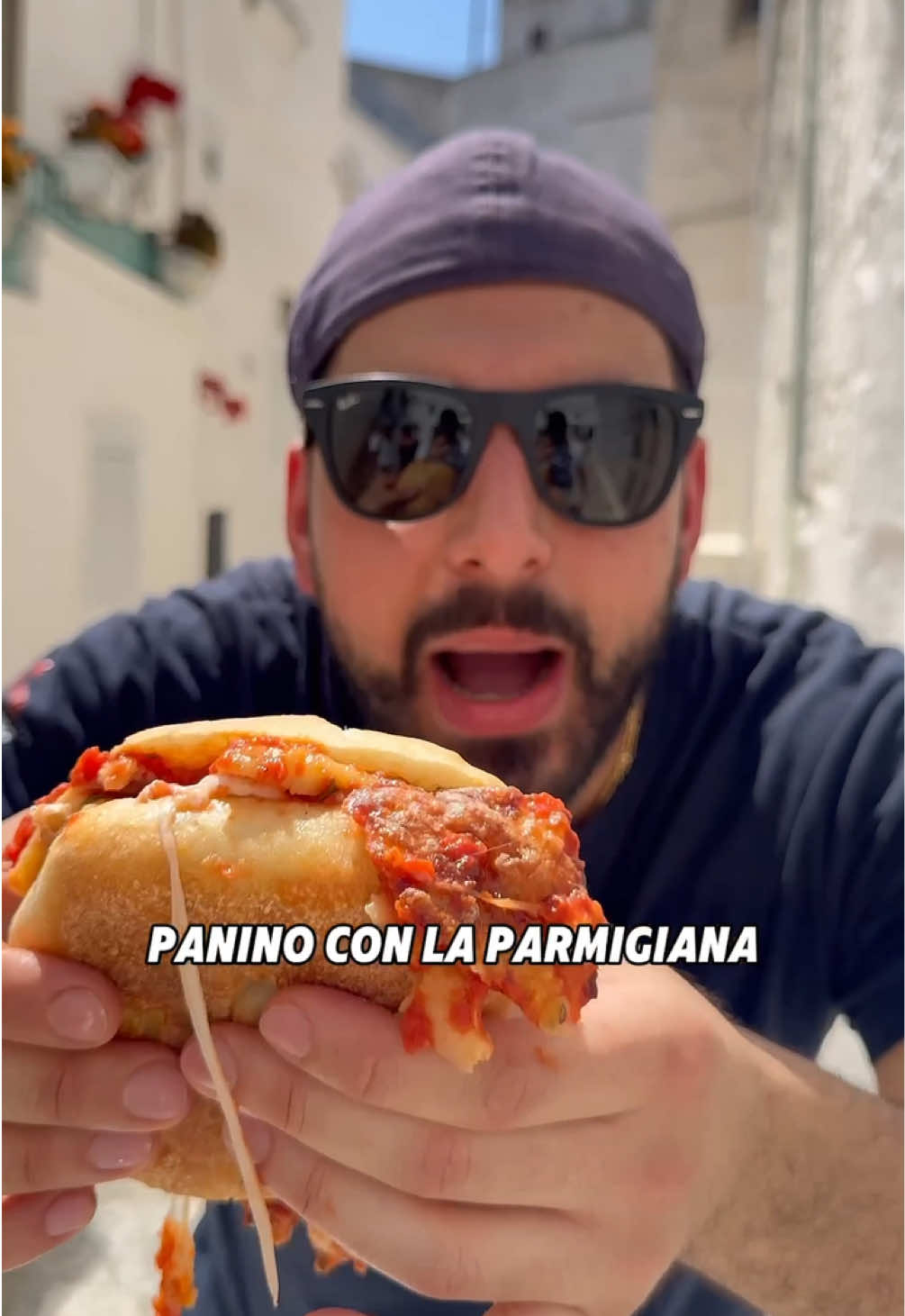 🍆 La parmigiana come non l’hai mai mangiata! Da Sapere & Sapori non si scherza: prendiamo la nostra parmigiana – quella vera, fatta a strati, con le melanzane fritte, il sugo come si deve e il profumo di basilico fresco – e la infiliamo in un panino che profuma di forno e di Puglia. Il risultato? Un morso che ti cambia la giornata. È comfort food, è tradizione che si fa street, è Ostuni che si mangia con le mani. E tu? L’hai già assaggiato o stai ancora pensando a cosa ti stai perdendo? 😋 📹 @Traveling in Puglia  #travelinginpuglia#travelinginpugliauglia #puglia #parmigiana #italy
