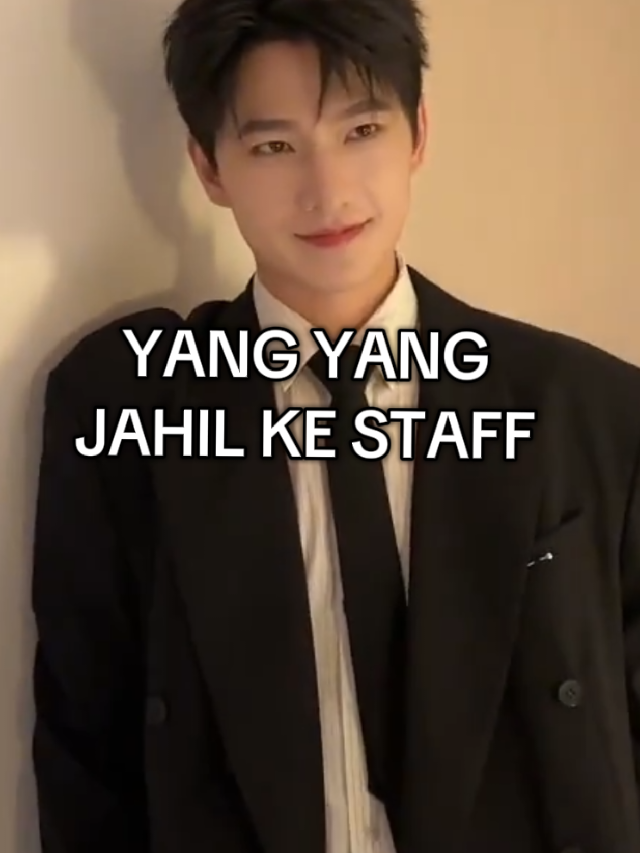 YANG YANG lu jahit banget woy !!! 😭🤣 kasian make up artistmu digituin 🥴😝 Translate by : me (sorry for mistakes) #yangyang #หยางหยาง #duongduong #cdrama #cdramalover #chinadrama #chineseactor #fireworkofmyheart #actor #youaremyglory #loveo2o #whorulestheworld #gloryofspecialforces #china #funny #teasing 