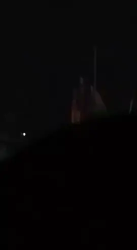 ada yg tau itu apa ?ini vidio temen gw yg rekam,dia ngerekam di jalan Deket pohon beringin #penampakan#scary 
