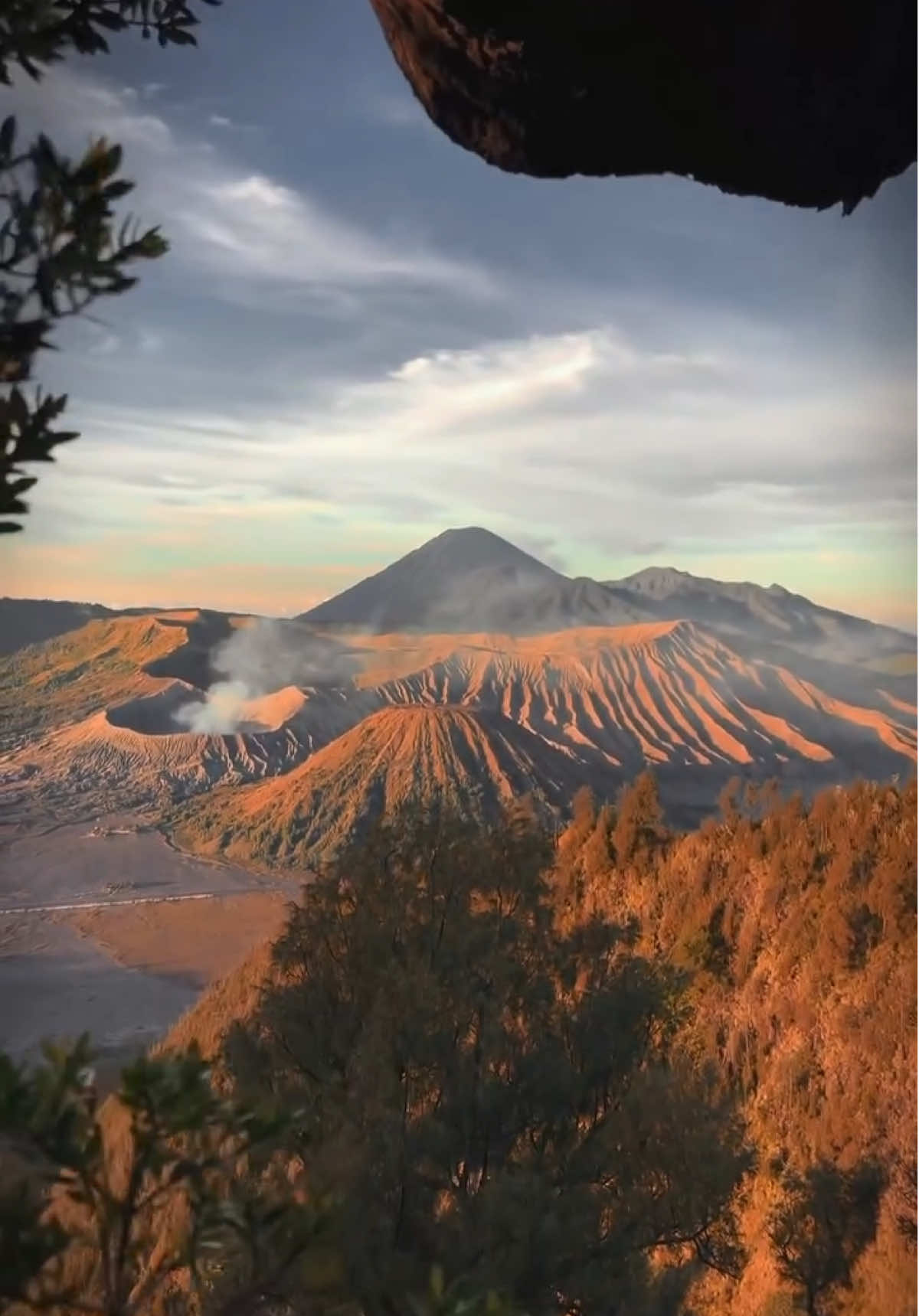 Where the earth breathes beneath your feet and the sky blushes before dawn. Bromo isn’t just a mountain, it’s a moment. A place where silence is louder, colors feel deeper, and time slows as the sun rises over a sea of clouds. Cr/ig: danielkordan 📍 Mount Bromo, East Java – Indonesia #WonderfulIndonesia #MountBromo #VolcanicViews #SunriseAboveTheClouds
