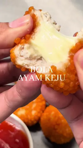 Anak anak udah mulai masuk sekolah ni bun, yuk bikin stok frozzen food biar pagi pagimu ga gedebak gedebug! Dijamin anak suka banget sama hidangan satu ini! BOLA AYAM KEJU  RESEP  300 gr DAGING AYAM 2 siung BAWANG PUTIH 1 sdt LADA BUBUK 1 sdt BAWANG PUTIH BUBUK  1 sdt KALDU JAMUR 1 sdm SAUS TIRAM 2 sdm TAPIOKA 1 butir PUTIH TELUR ISIAN KEJU MUDAH LELEH BALURAN BUBBLE CRUMB cek keranjang kuning ya dijamin enak dan murah #idebekal #bolaayam #bolaayamkeju #resepbolaayam #chickenball 