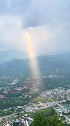 nhìn như phật phóng quang vậy