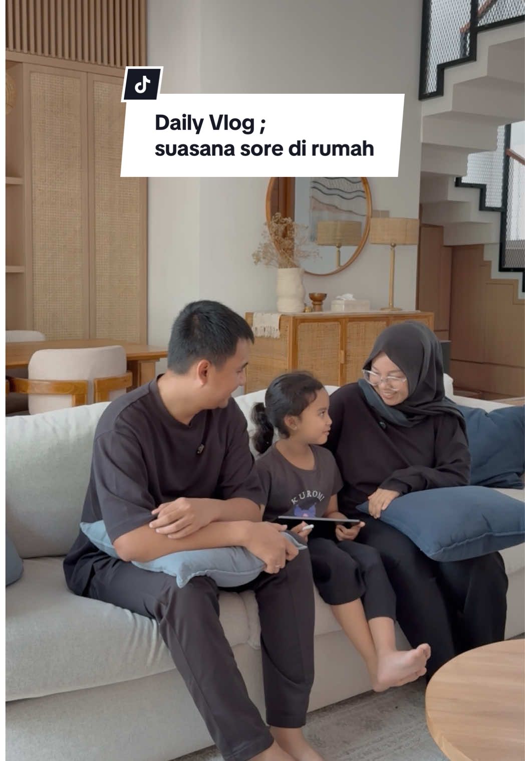 Santai sore di rumah, Skye asik ngerjain tugas les dulu, terus lanjut nonton bareng. Semua jadi gampang banget pakai Redmi Pad 2 — layarnya jernih, multifungsi, dan harganya affordable! #RedmiPad2 #FamilyTime @Xiaomi Indonesia 