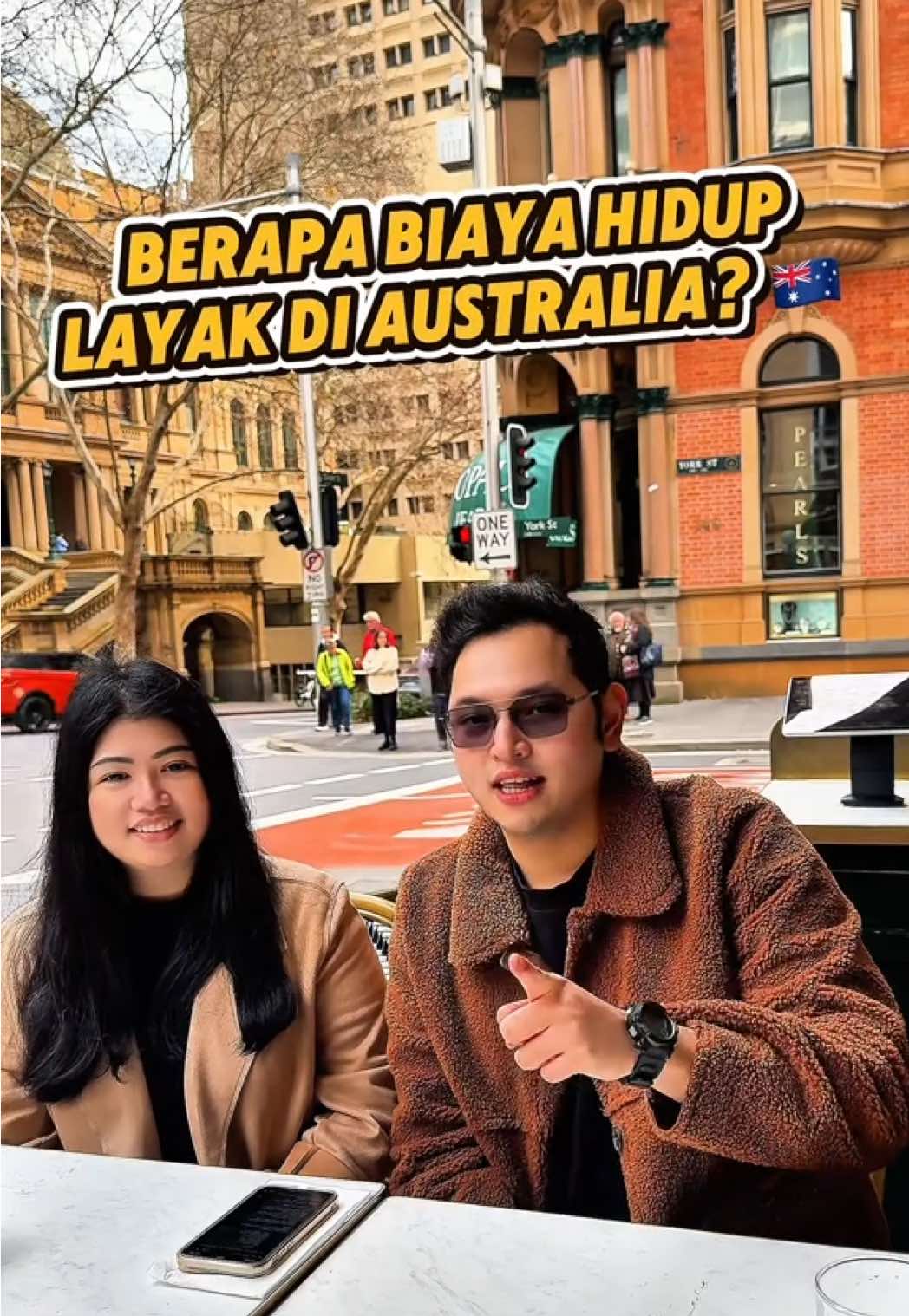 🇦🇺 Hidup layak di Australia tuh butuh berapa sih per bulan? Kali ini aku collab bareng @floravineza buat ngebahas real talk soal biaya hidup kami di Sydney sebagai WHV holder! Dari rent, makan, transport, sampai jajan dan hiburan, semua kita spill! 💬 Buat kamu yang lagi mikir mau ke Aussie atau lagi budgeting di sini, konten ini bisa banget jadi bahan pertimbangan 💰✨ ⚠️ DISCLAIMER: Video ini murni sharing biaya hidup kami berdua masing-masing yang menurut kami layak dan bukan menyamaratakan biaya hidup kalian juga harus sama dengan kami. Ini juga dengan catatan masih single dan belum ada tanggungan. Rent yang kami dapat private $250-$270/week share house juga perlu perjuangan mencarinya dan emang gak gampang. Kisaran rent private di daerah sekitar kota itu minimal $300-500+ bahkan kalau sewa unit bisa $1000-$1500/week. Standar layak tiap orang juga berbeda jadi gak bisa disamaratakan. Menurut kami angka segitu udah oke banget dan minimal gak hidup pas-pasan. Cheers! 🥂  @flora | WHV Australia  📌 SAVE buat referensi dan tag teman kamu yang butuh info biaya hidup di Australia! Yuk diskusi juga di komen, berapa biaya hidup kamu di Australia? #australia #whv #whvaustralia #whvindonesia #workingholiday #kerjadiaustralia #workingholidayvisa 