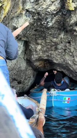 Capri  grota azul. Um cenário único na vidaaa! #capri #grotazul #bluegrotto #bluecave #italy 
